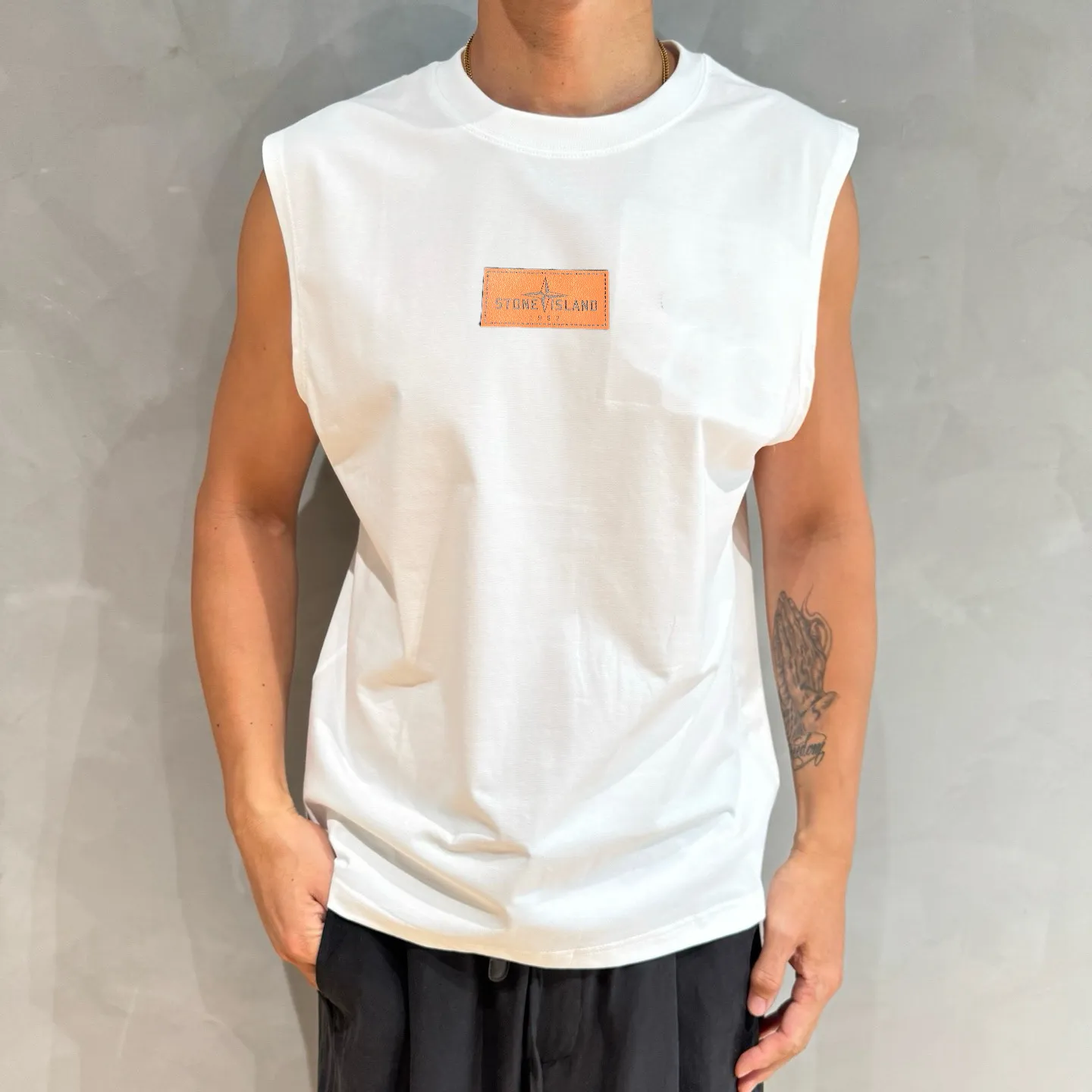 P150 Stone Island new summer sleeveless vest is now online👏! The iconic brand leather logo on the chest is simple and elegant😍! 220g pure cotton fabric, comfortable and breathable👍. It’s simply a must-have item for summer✨! Color: black, white Size: S～XL. Please report your height and weight when placing an order in the loose version